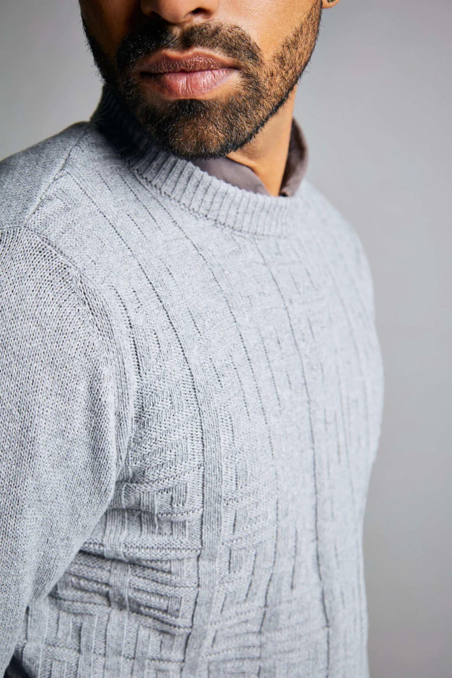 Suéter gris de punto para hombre, diseño texturizado, moda masculina elegante.